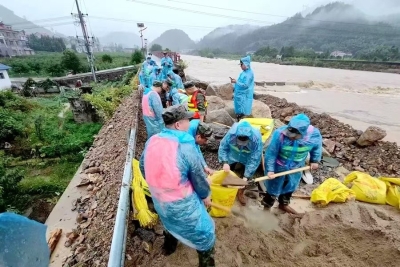 炎陵：党员干部鏖战风雨 筑牢防汛救灾“铜墙铁壁”