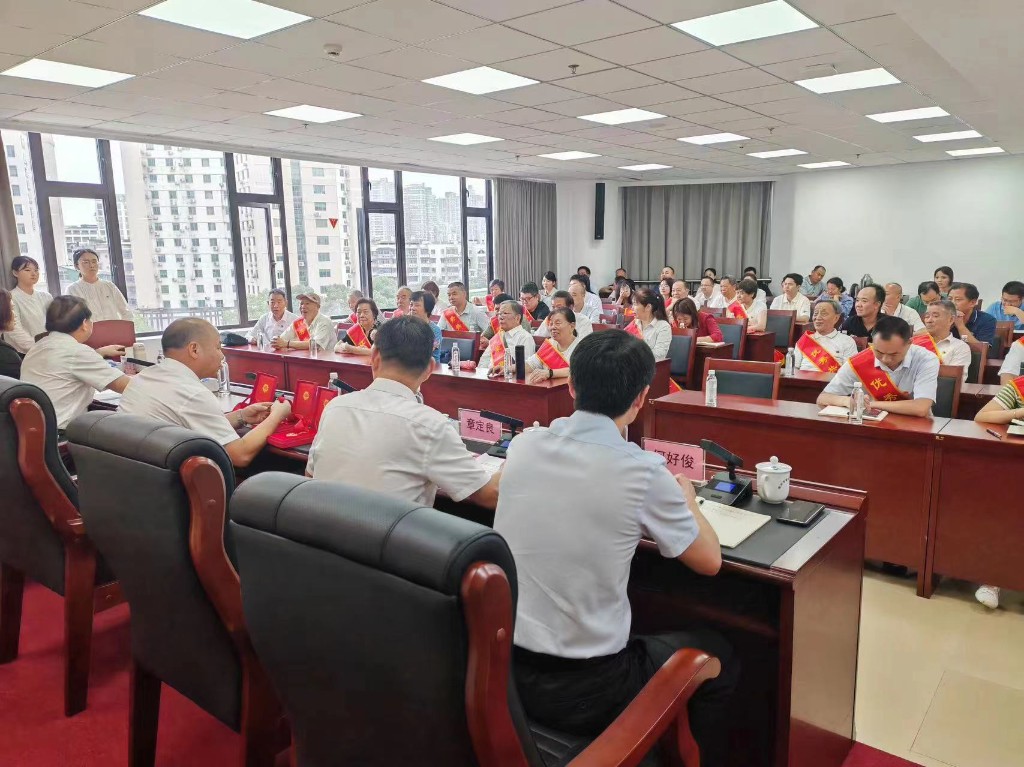 市商务局召开庆祝建党103周年暨商务系统七一表彰大会