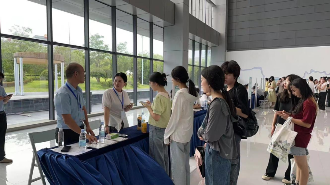 瓷都绽放青春光彩         “职等你来”就业集市迎来热潮