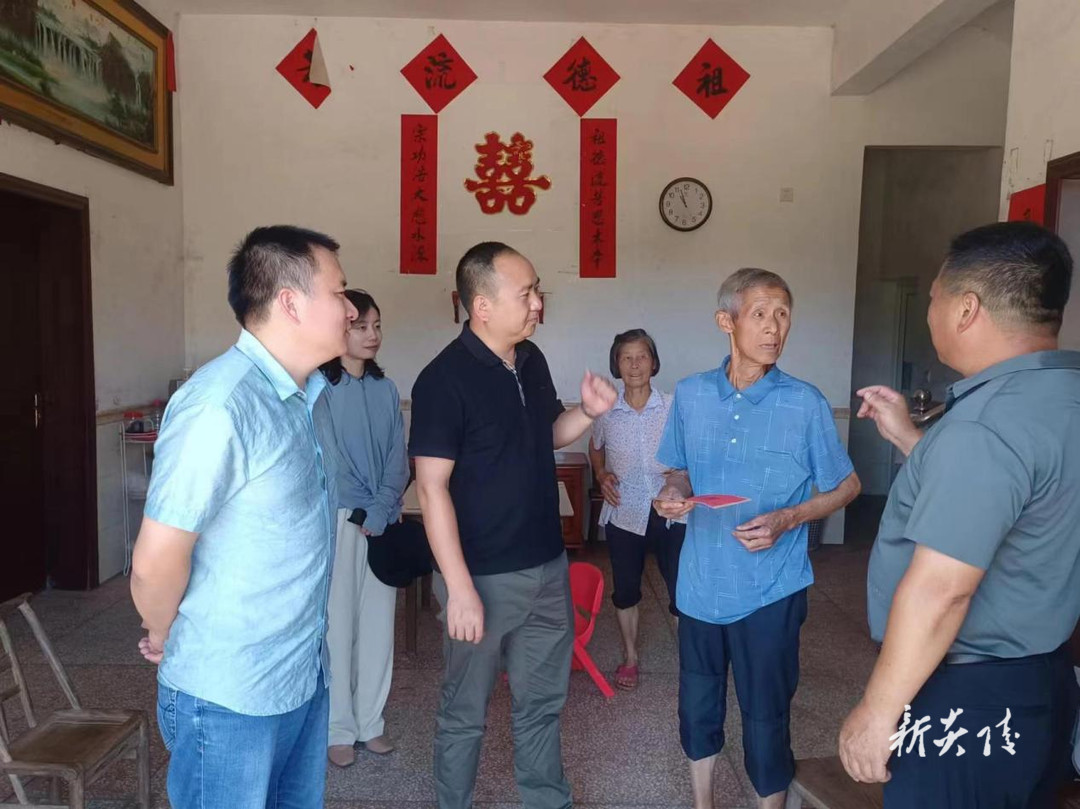 垄溪乡:“七一”慰问老党员 共忆初心叙真情