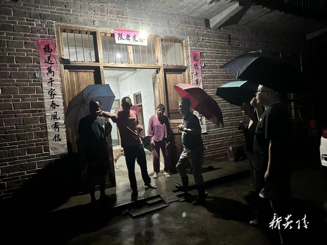 十都镇：以“汛”为令 党员干部挺身而出显担当