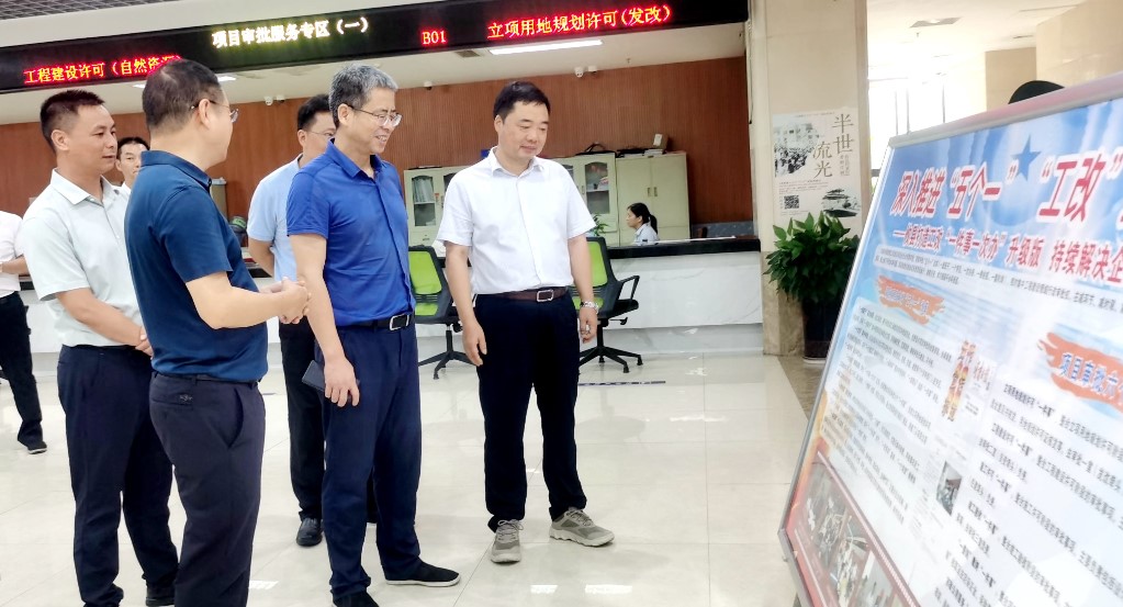 市行政审批服务局调研组来攸调研