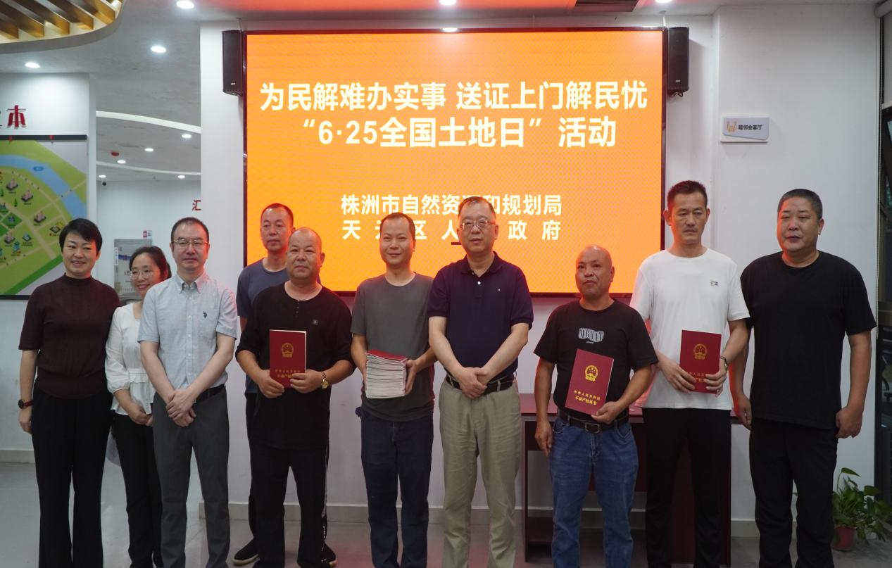 连获两面锦旗，是荣誉，更是动力