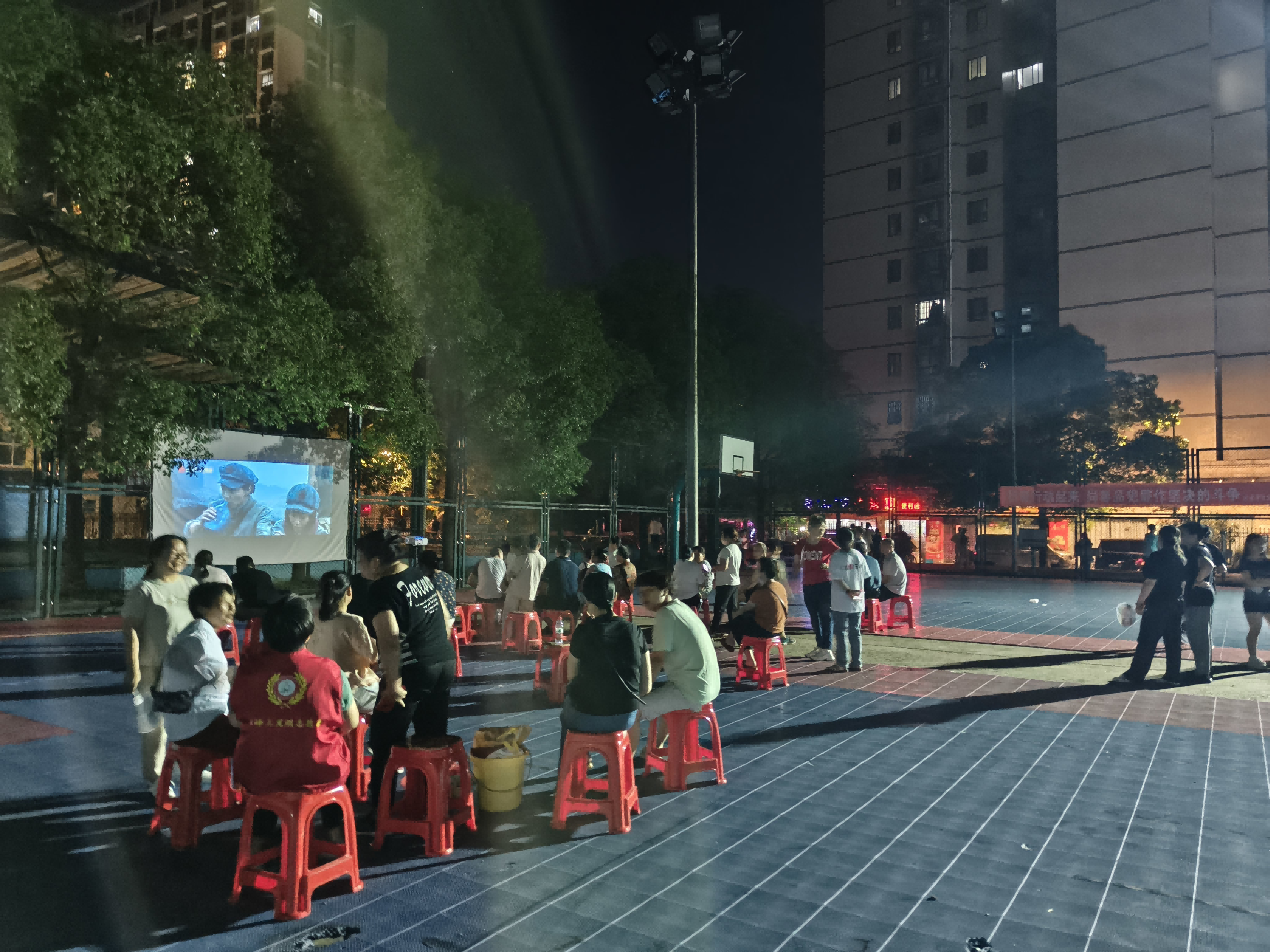 清水塘街道沈家湾社区开展红色露天电影公益放映活动