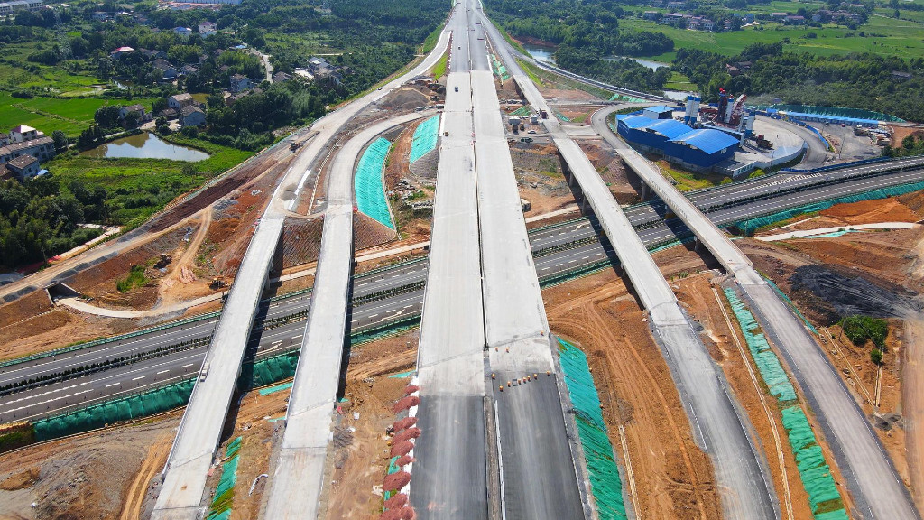 醴娄高速醴陵段：高温连晴好铺路