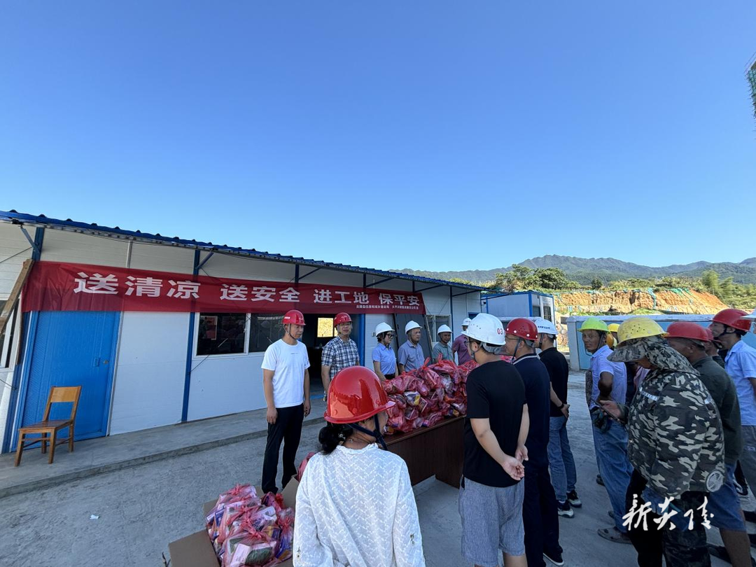 县住建局：进工地 送清凉 送安全