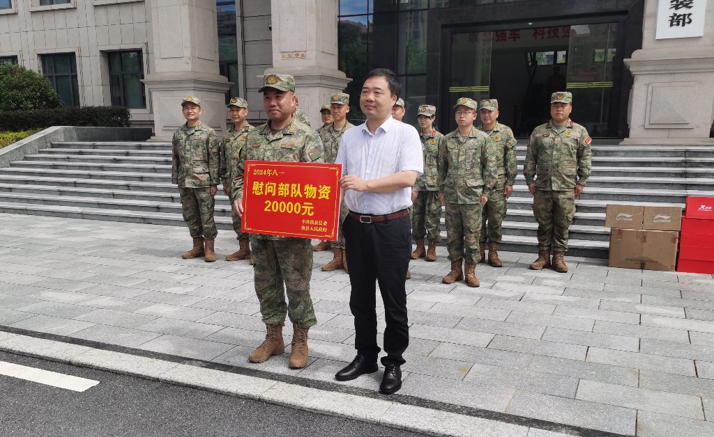 庆“八一”：李鹏程走访慰问退役军人和部队官兵