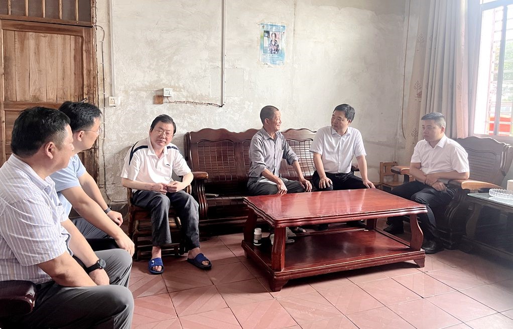 李鹏程走访慰问困难党员