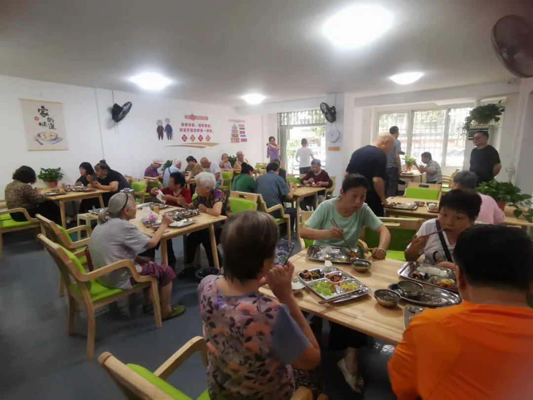 学堂冲社区：共聚幸福"食"光，乐享美好晚年