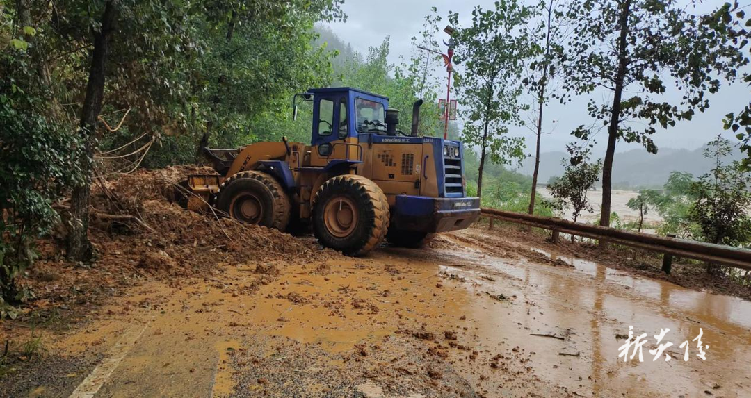 县交通事务中心积极应对防汛 确保道路安全通畅
