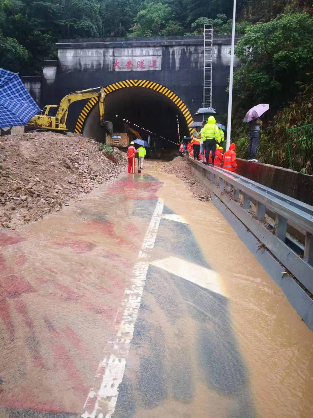 株洲高速公路路政执法人员坚守一线处置险情保畅通