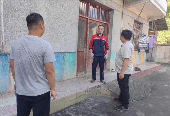 高温停产不松懈！板杉镇开展“烟花爆竹企业涉裸药人员入户家访”行动