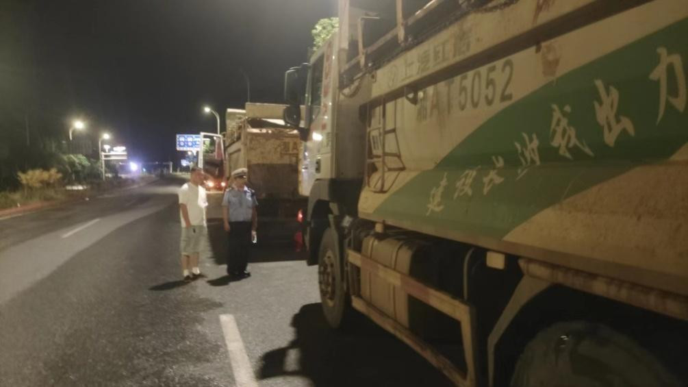 株洲石峰区路警联合治超 查处违法超限超载货车600余台