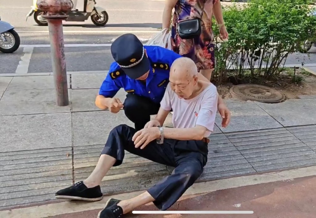 石峰城管暖心救助高龄摔倒老人