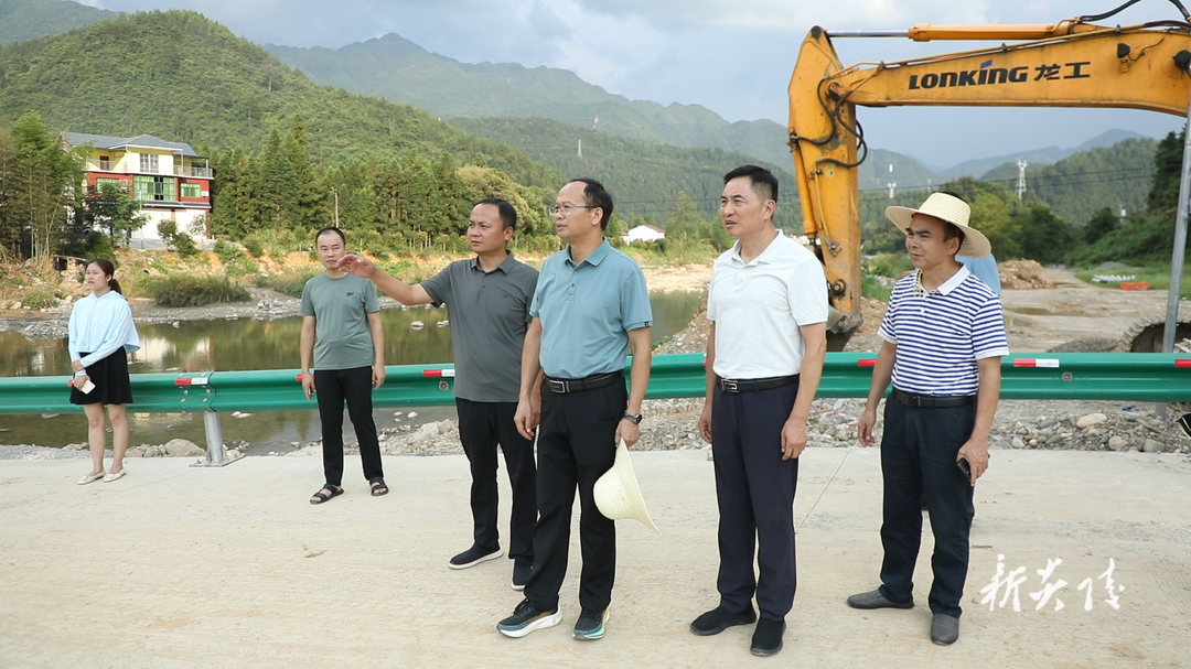 覃万成深入中村瑶族乡调研“7.27”特大暴雨受灾及灾后重建工作