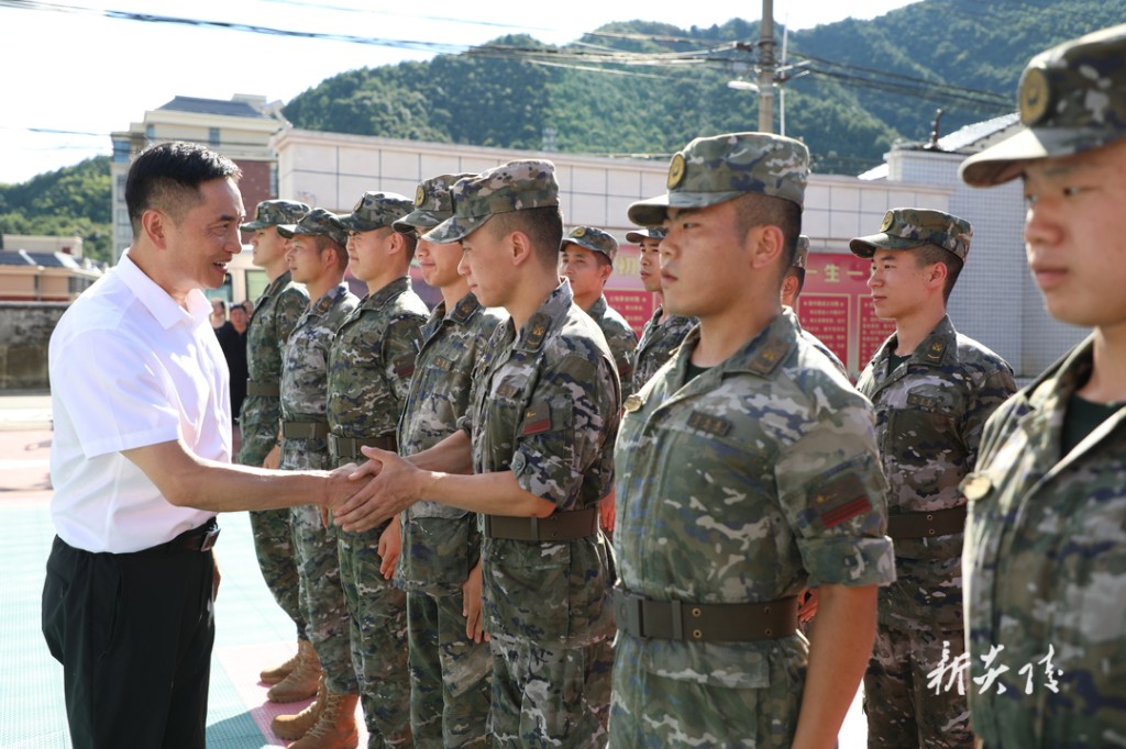 县"四大家"领导慰问驻炎部队官兵和消防救援人员