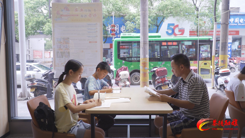 茶陵：避暑充电两不误 新华书店人气旺