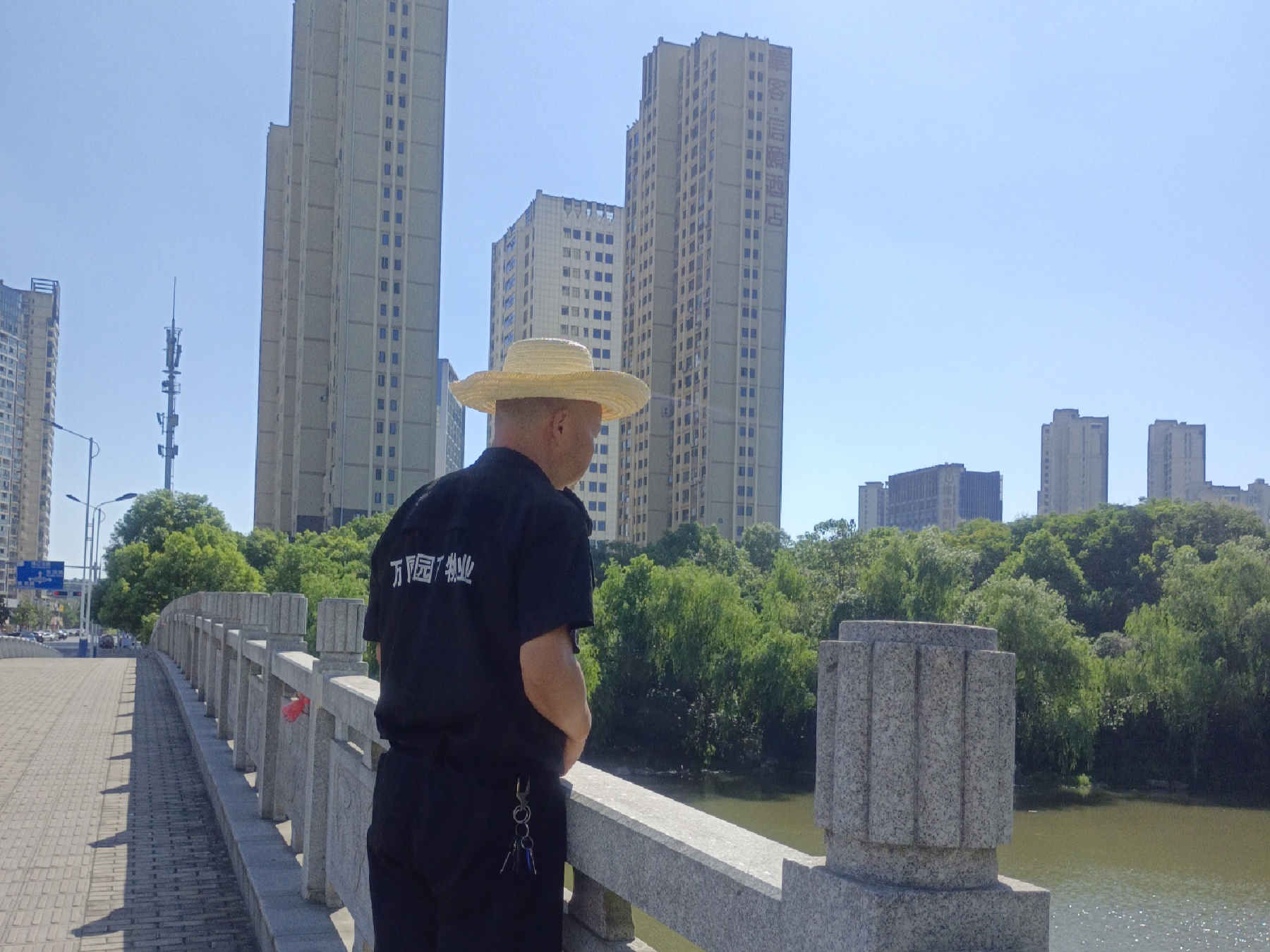 炎炎夏日,高温中的公园守护者