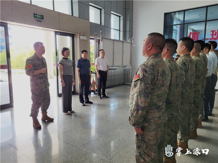 赖晓智带队走访慰问驻区部队官兵