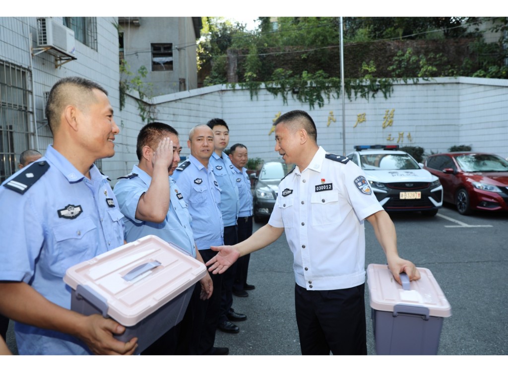 株洲市公安局开展“送清凉”走访慰问活动