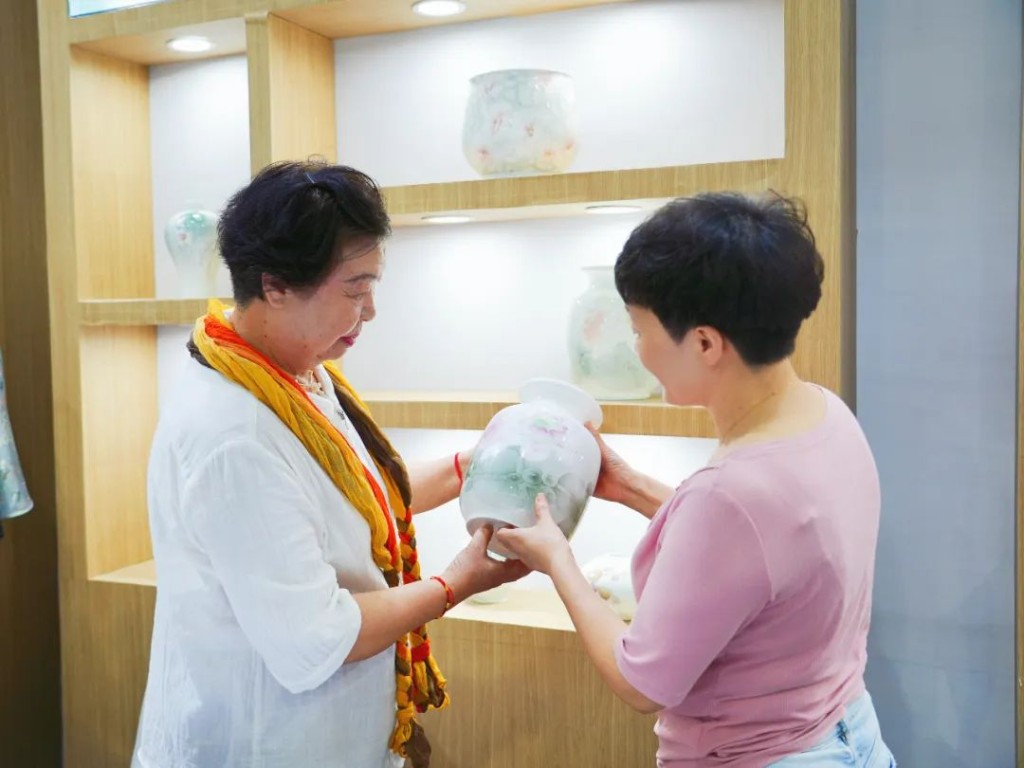 醴陵非遗惊艳亮相新疆库尔勒