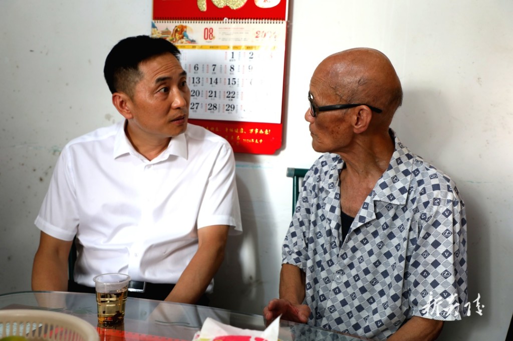 县"四大家"领导慰问驻炎部队官兵和消防救援人员