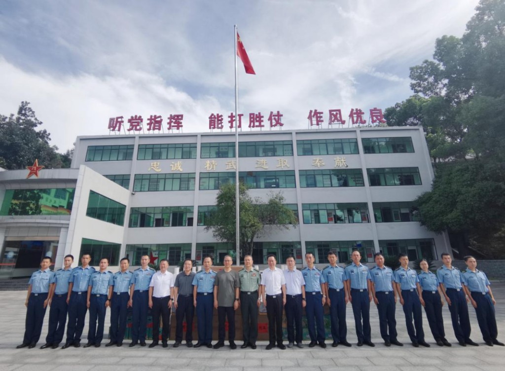 曹慧泉走访慰问驻株部队官兵