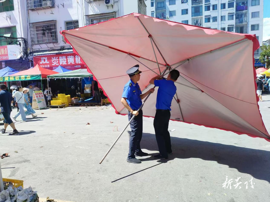 县城管局：规范黄桃交易市场秩序 确保市容秩序整洁有序