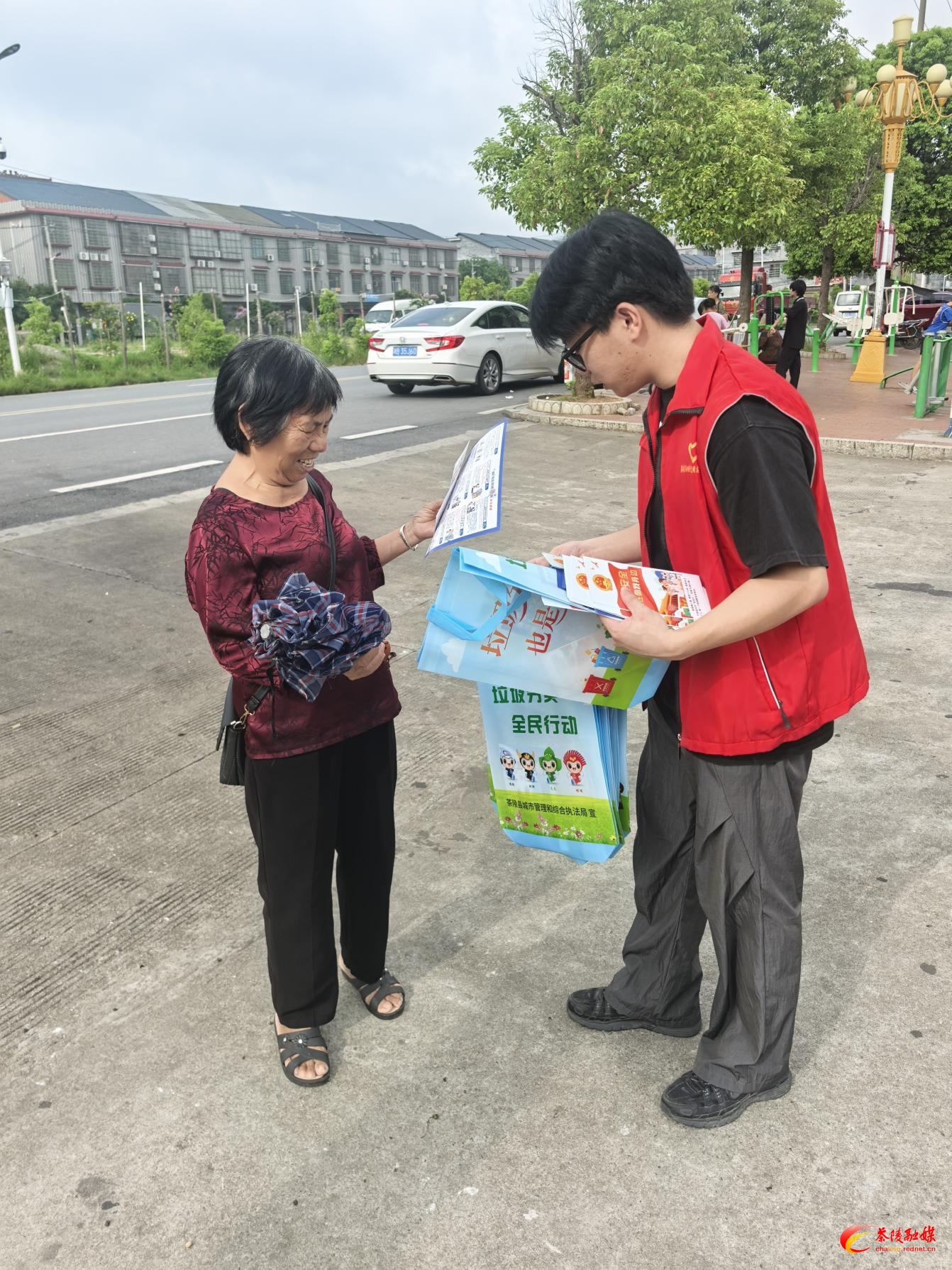 桃坑乡组织返乡大学生开展暑期“送法下乡”活动