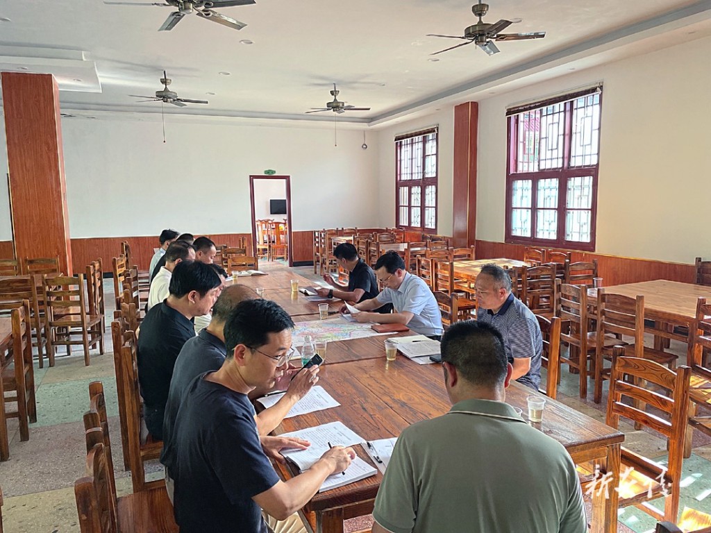 夏胜利赴中村瑶族乡督导灾后重建工作