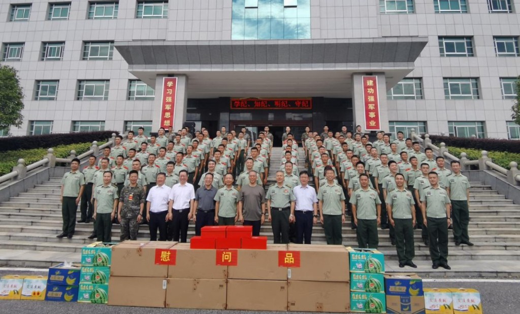 曹慧泉走访慰问驻株部队官兵