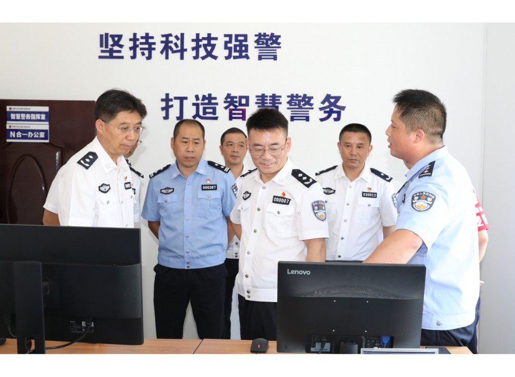 车丽华同志走访慰问高温一线执勤民辅警