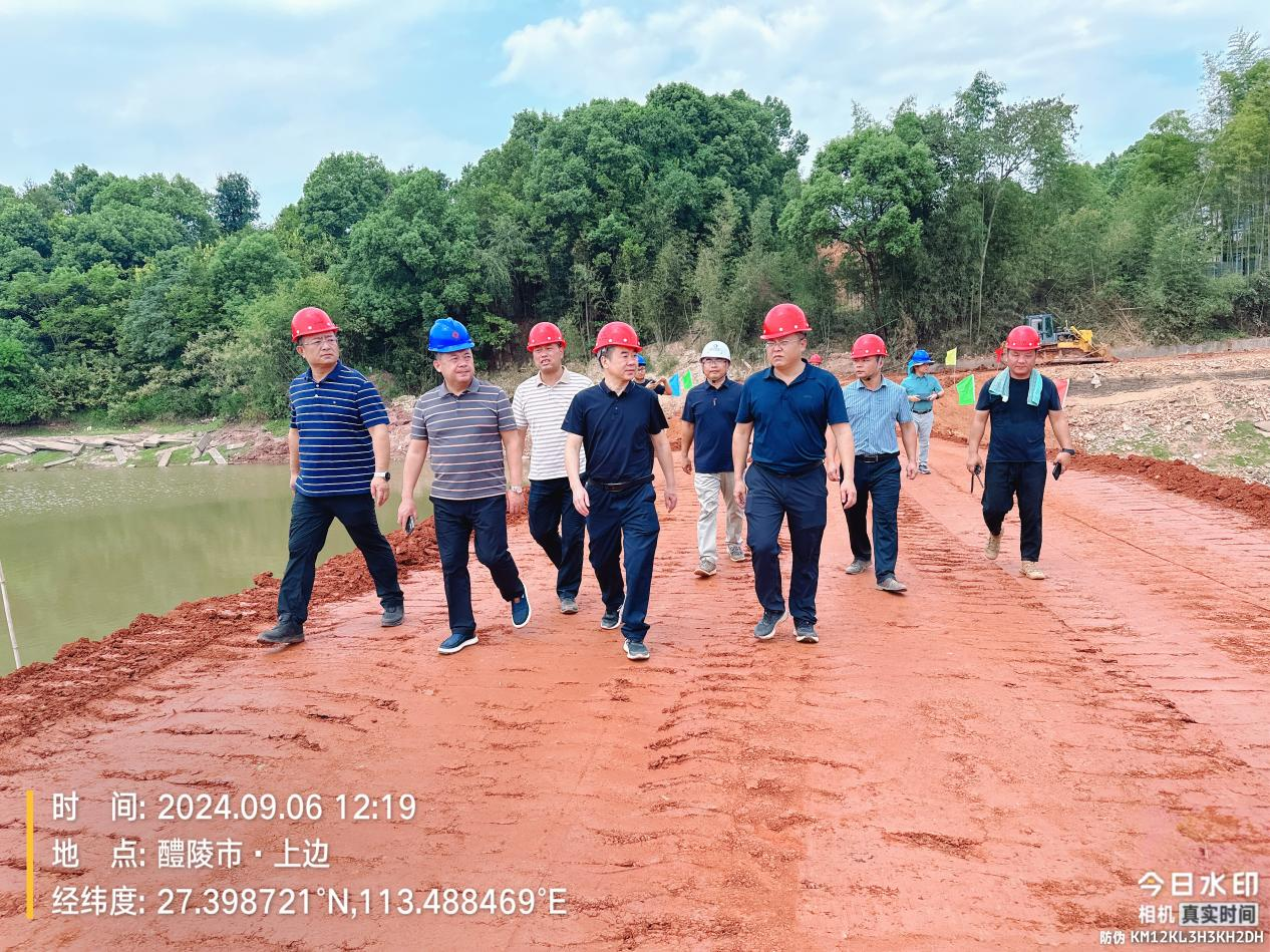 谭建根赴船湾水闸督导项目建设