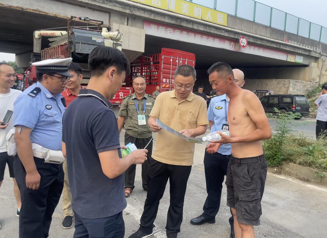 芦淞区：开展农机安全大检查和为跨省作业农机手"送清凉"慰问活动