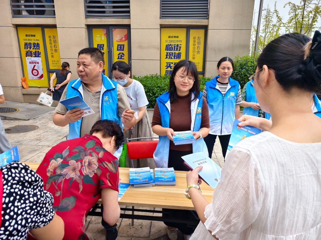 区审计局党员干部深入联点社区开展普法宣传