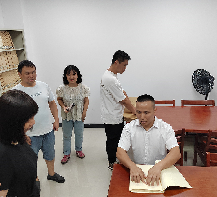 醴陵市残联组织各类别残疾人开展无障碍体验活动