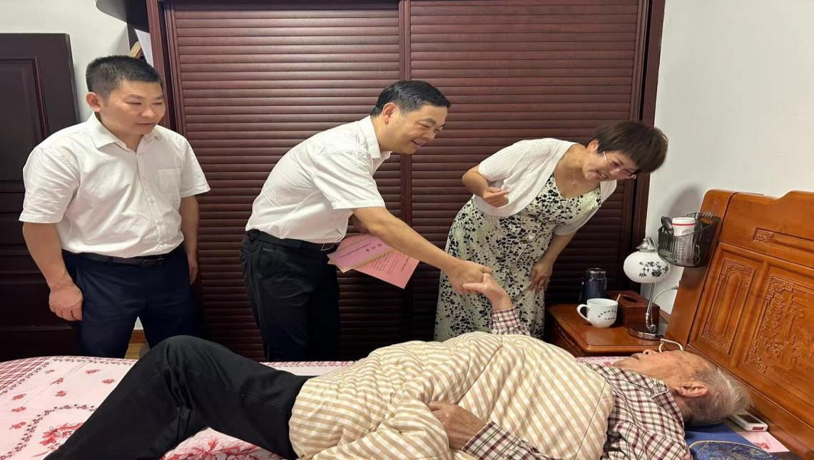 前行不忘耕耘者 浓情关怀迎国庆