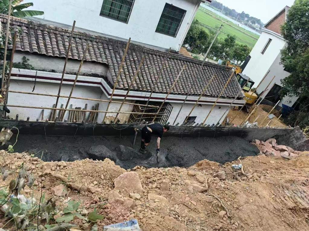 战高温 斗酷暑 醴陵市交通事务中心连日抢修329省道水毁路段