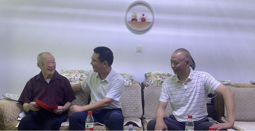 谭成华走访慰问住建局离退休老干部