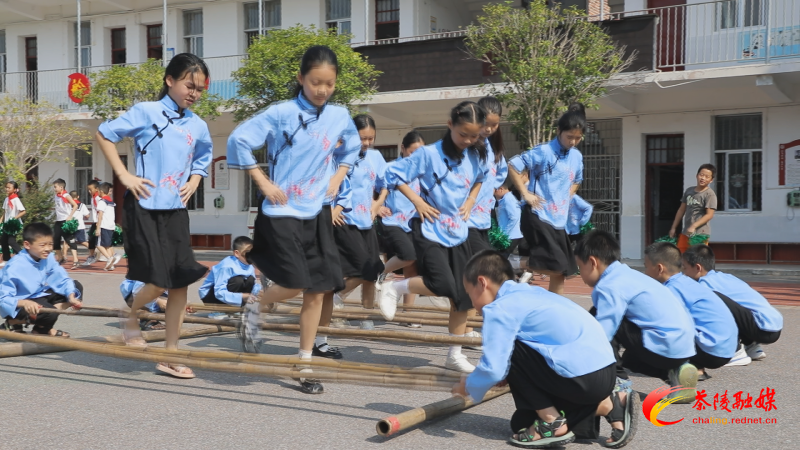舲舫中心小学：红歌 竹竿舞大课间欢乐多