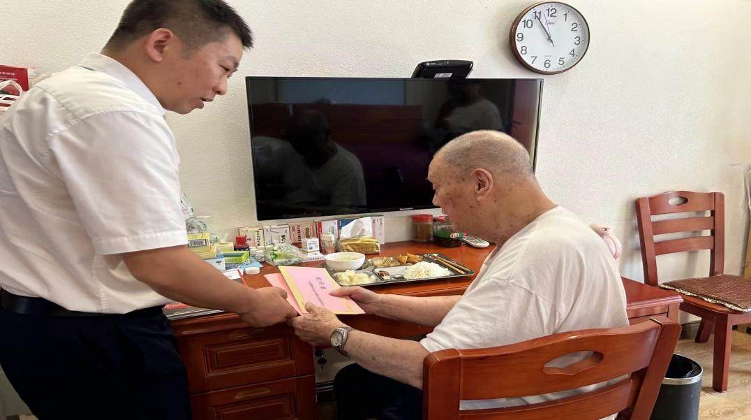 前行不忘耕耘者 浓情关怀迎国庆