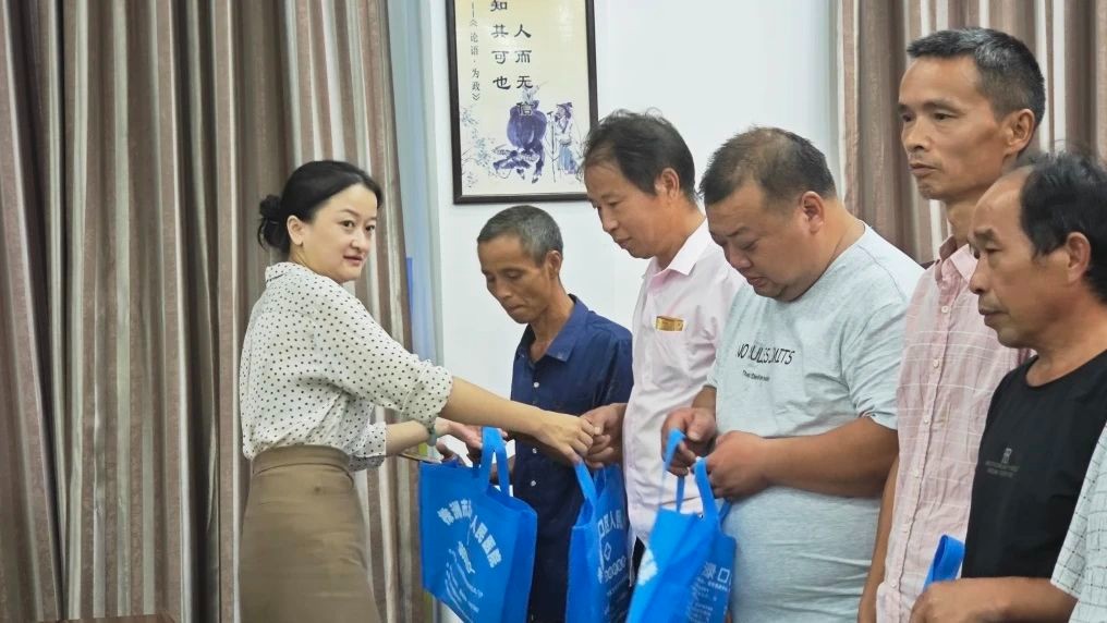 酷暑送清凉！白衣天使慰问绿色守护者