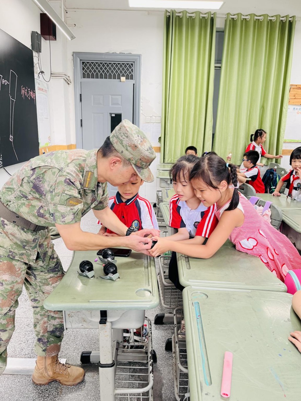 市武培中心开展国防教育进校园活动
