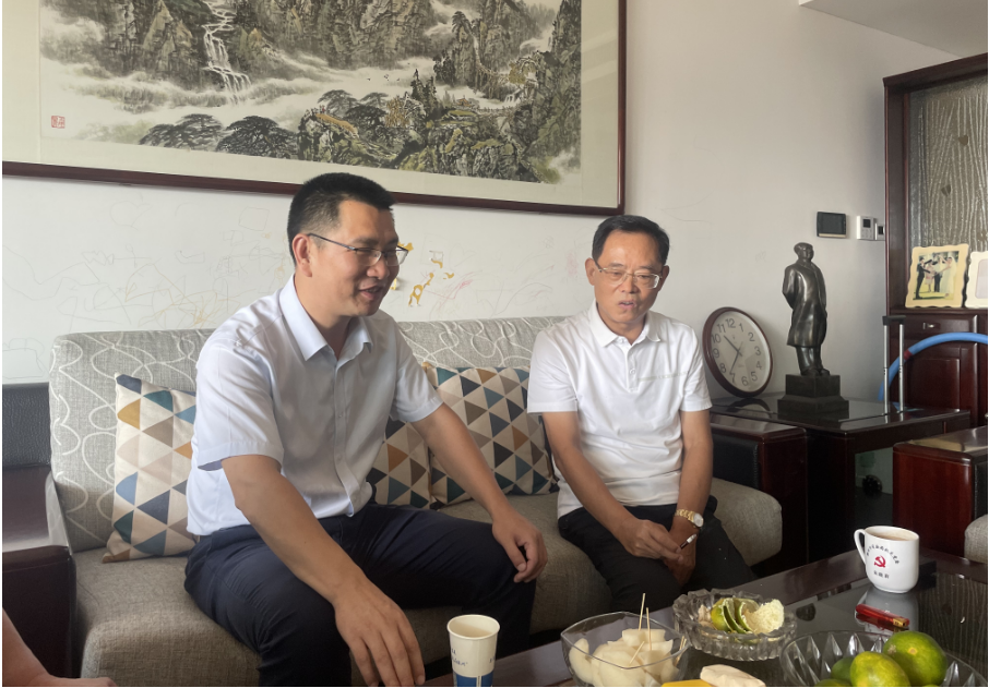 谭成华走访慰问住建局离退休老干部