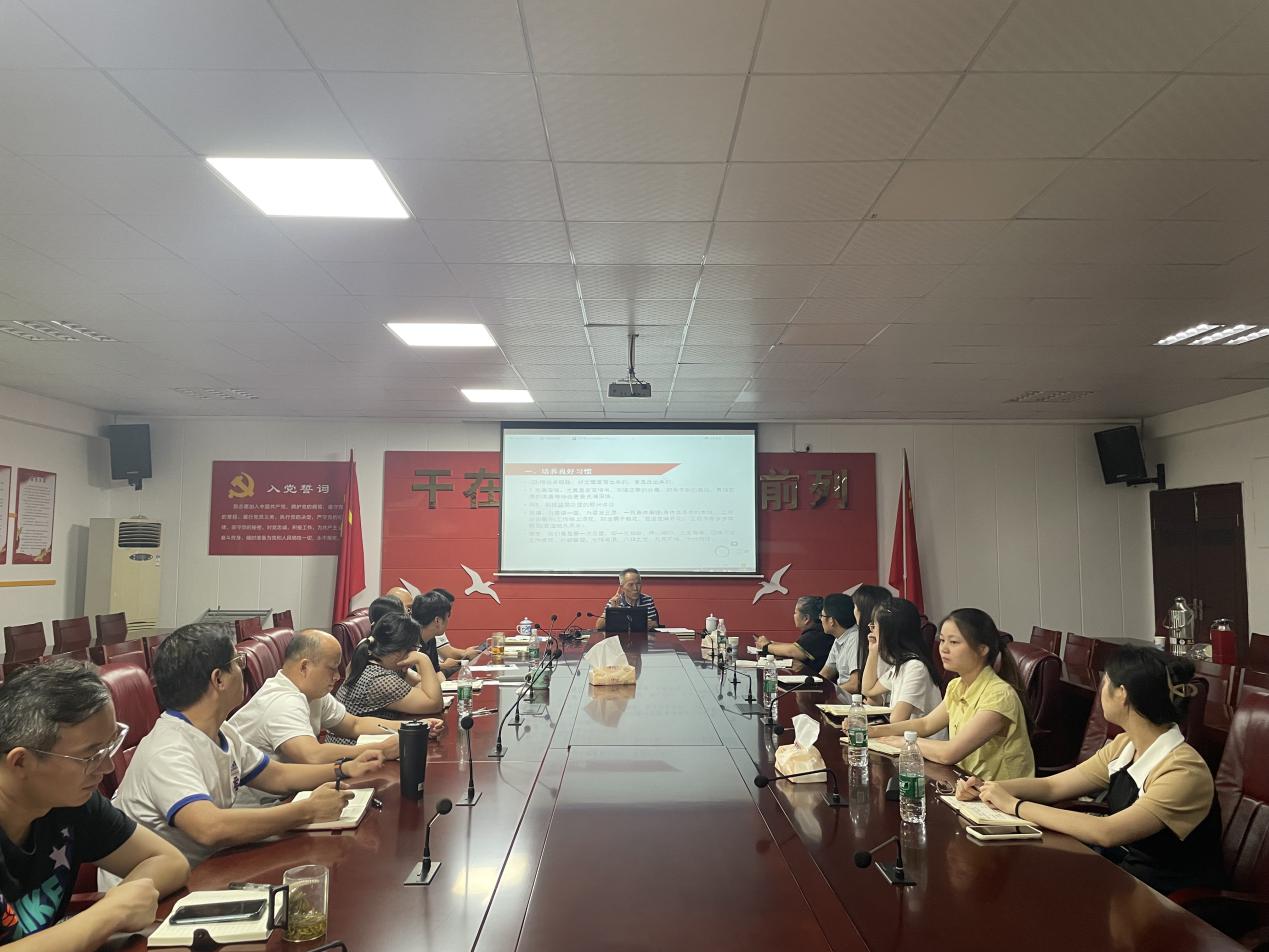 株洲市农机事务中心主任龙凡平就《如何写出领导满意的材料》上了一堂精彩的写作课