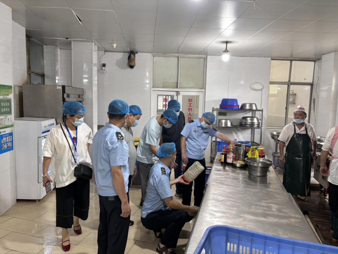 区市场监督管理局开展秋季校园食品安全专项检查