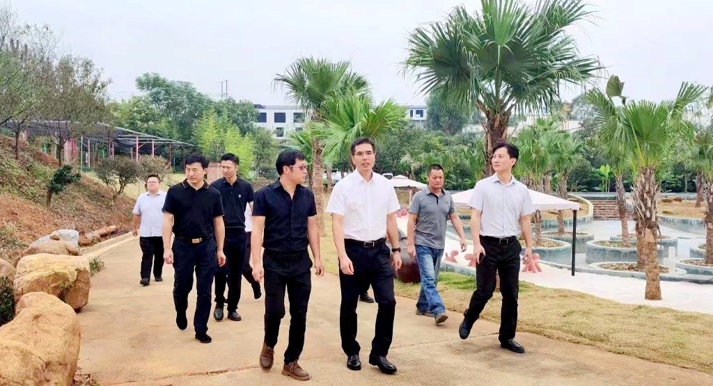 武挪强国庆假前走访慰问百岁老人和督导安全生产工作