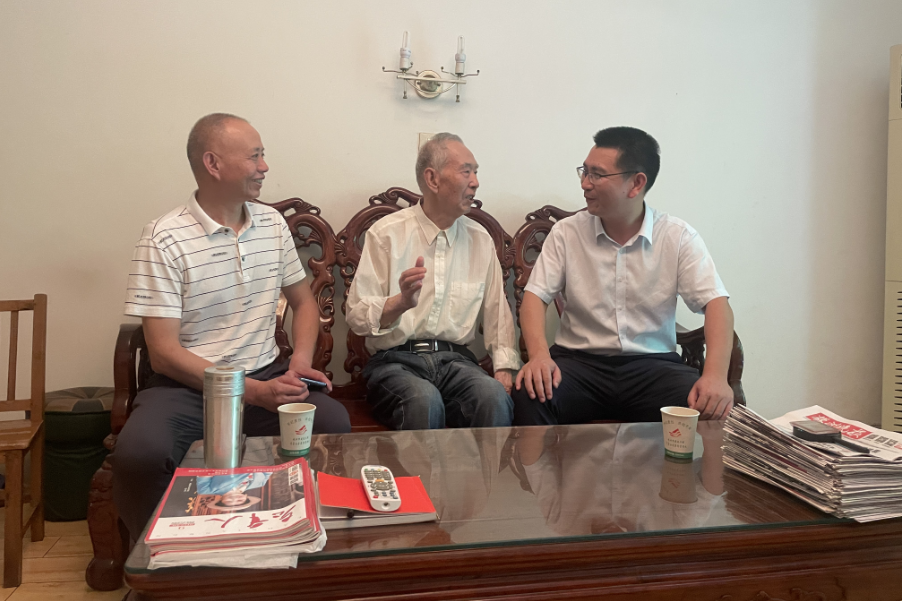 谭成华走访慰问住建局离退休老干部