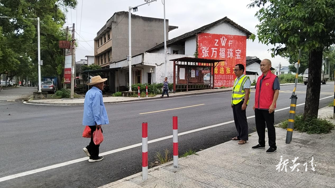 鹿原镇：积极开展交通劝导 筑牢道路安全防线
