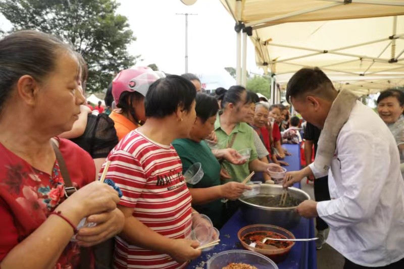 东富镇：大户庆丰收，村民同欢乐